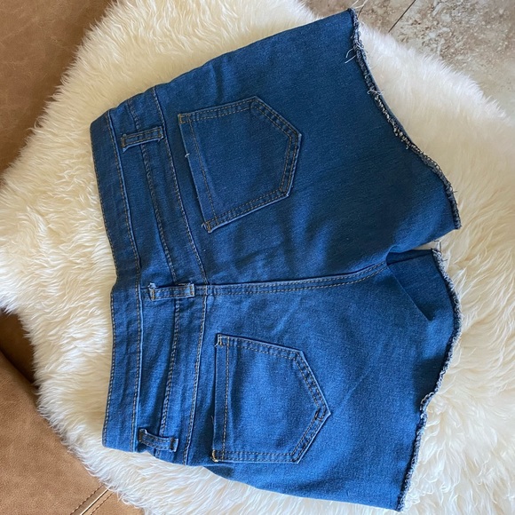 Low-rise Raw Hem Shorts - Picture 2 of 2